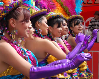 Entrada folklórica Universitaria de la UMSA.