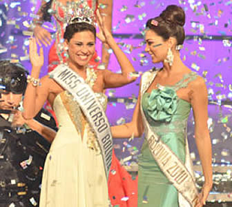 Yessica Mouton Giarella recibe la corona de sus antecesora