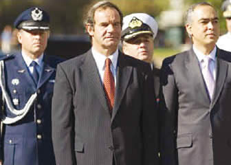 El ministro de Defensa de Chile (Centro), Andrés Allamand.