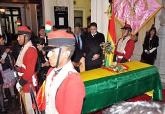 Restos de la ex presidenta de Bolivia, Lydia Gueiler Tejada, son velados en la Asamblea Legislativa Plurinacional.