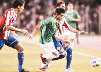 Rudy Cardozo, Seleccionado boliviano, lleva el balón.