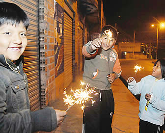 Los noños pueden sufrir quemaduras con las chispitas.