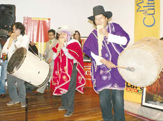 Sicuris amenizan acto. Serán primeros en entrar en el Gran Poder.