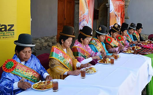 Candidatas a Cholita Paceña 2013 almorzaron en el Tambo Quiquincho