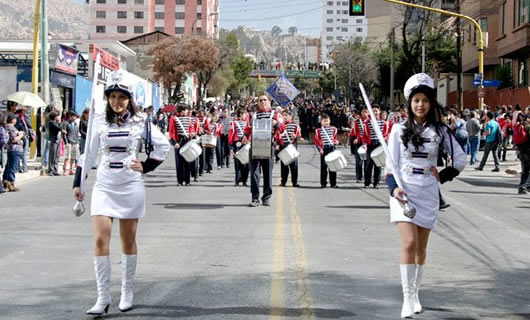 Estudiantes de diferentes unidades educativas de la ciudad de La Paz se presentaron con civismos en el desfile escolar