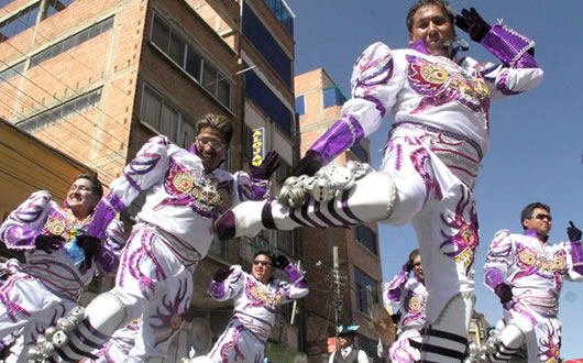 Entrada Folklórica de la zona 16 de julio de El Alto: agilidad y destreza de jóvenes caporales.