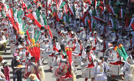 Artesanos de El Alto trabajaron intensamente en confección de trajes de morenos.