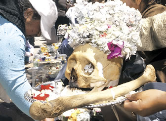 Fiesta de las Ñatitas en La Paz Bolivia