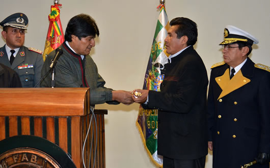 Evo Morales viaja a Argelia y entrega el bastón de mando al indígena aymara, Eugenio Rojas