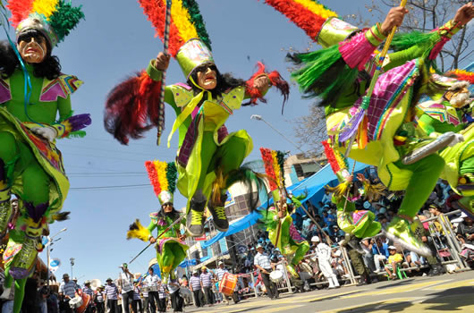 Entrada folklórica de Urkupiña 2013: Tobas casi volando