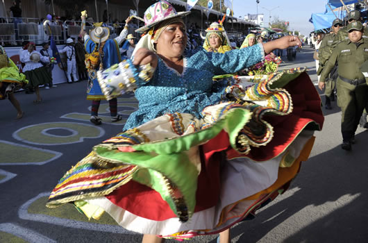 Entrada folklórica de Urkupiña 2013: Waca Wacas y el colorido de las polleras