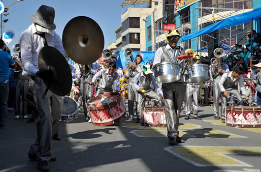 Entrada folklórica de Urkupiña 2013: Las bandas y su coreografía