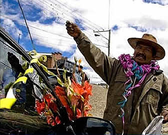 Martes de Challa, un ciudadano adorna su automóvil