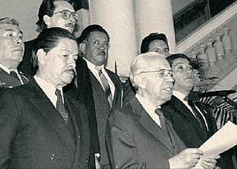 El expresidente Victor Paz Estenssoro acompañado de Julio Garret, en 1985.
