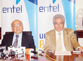 Roy Méndez junto a otro ejecutivo de Entel.