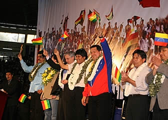 Los presidentes Evo Morales y Hugo Chávez durante el acto en Cochabamba