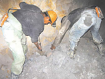 Mineros en el interior de un socavón.