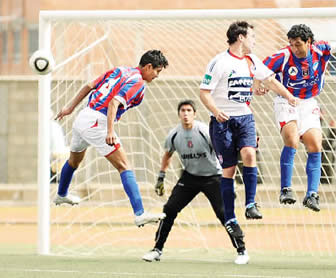 Universitario derrotó a La Paz Fútbol Club en El Alto.
