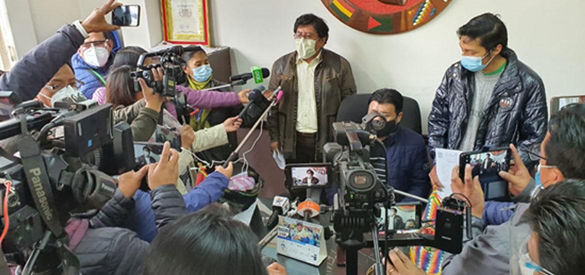 Padres de familia durante una Conferencia de Prensa Padres de familia durante una Conferencia de Prensa