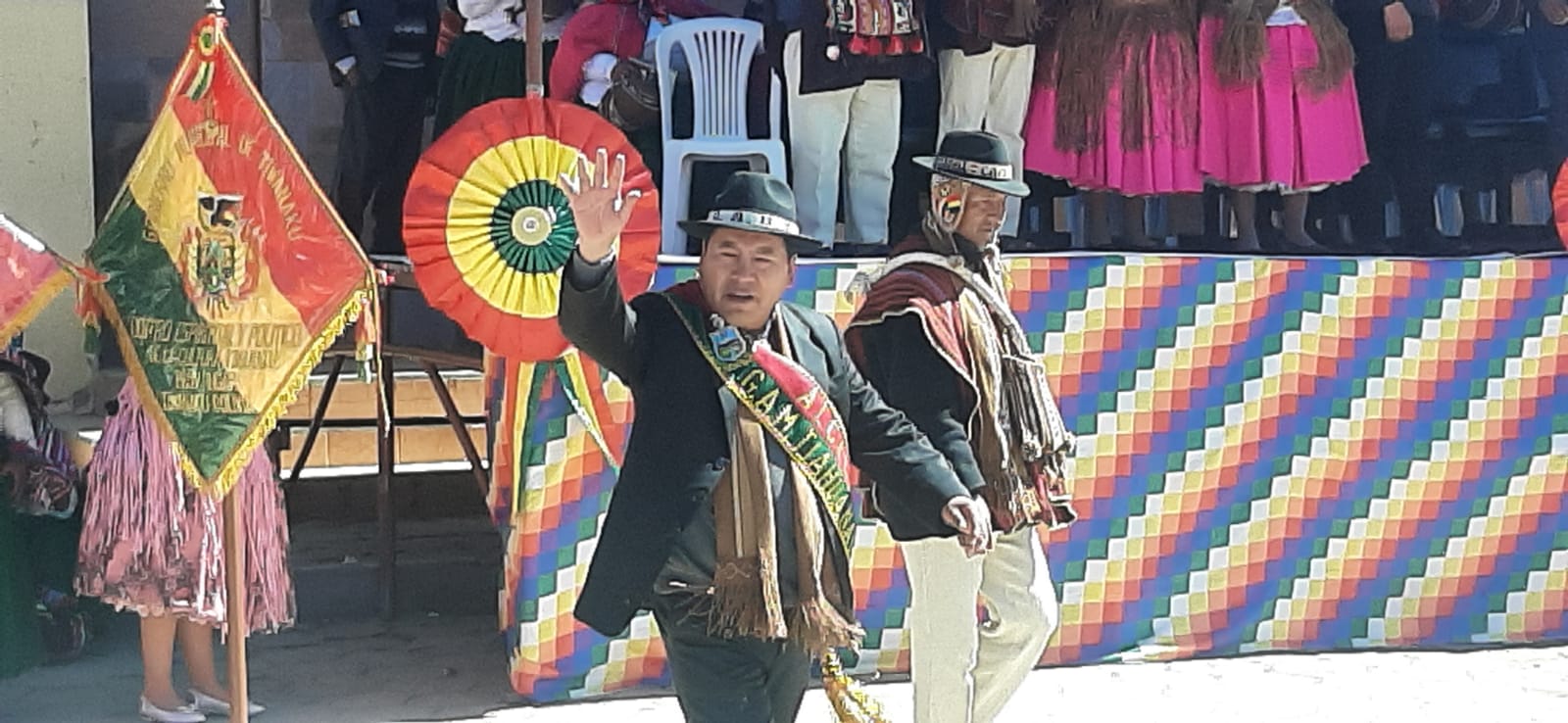 El Alcalde Merlo se encargó de izar la bandera al igual que los concejales El Alcalde Merlo se encargó de izar la bandera al igual que los concejales