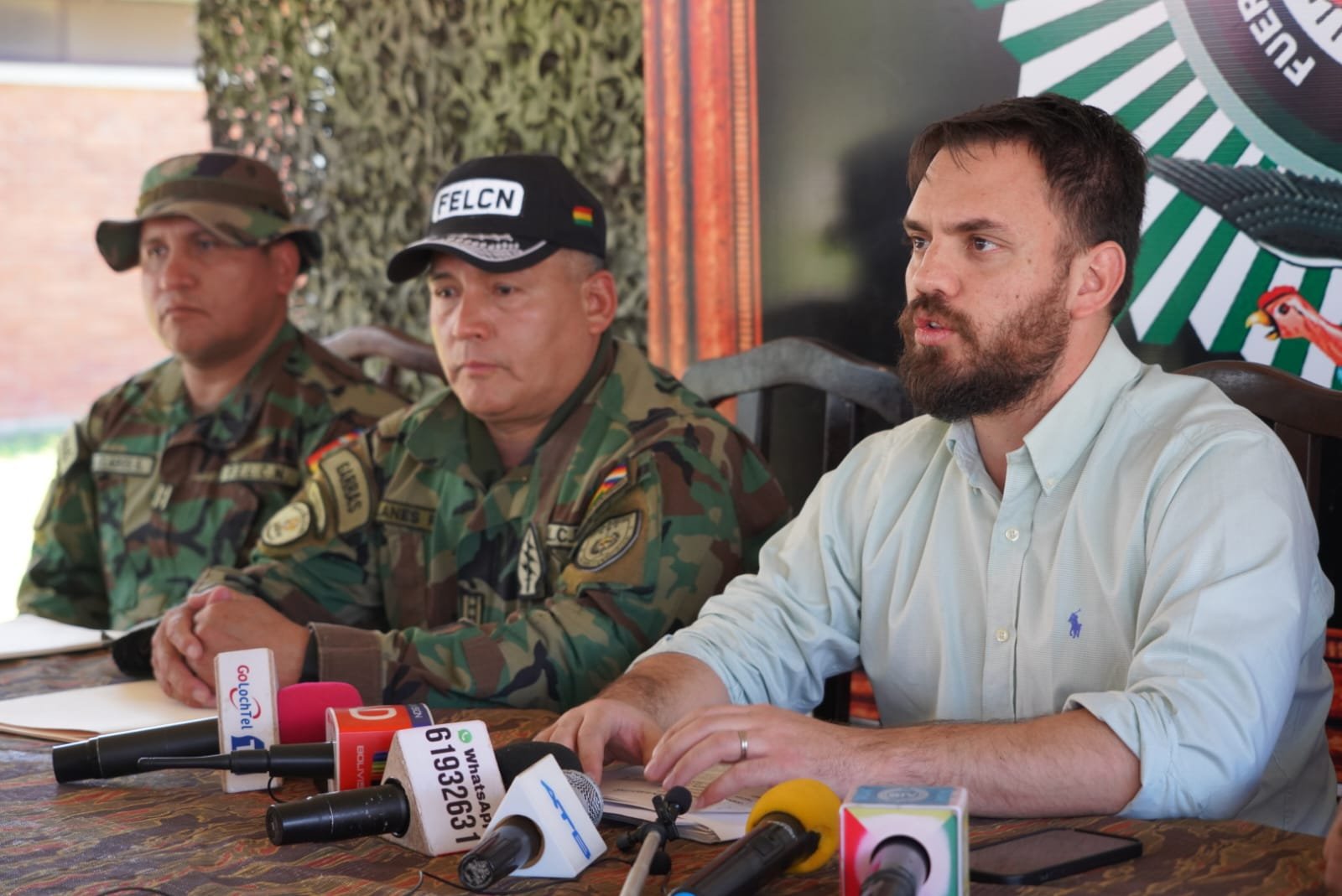 La principal función de acuerdo a la CPE es que la policía garantice la paz y la seguridad de todos los bolivianos