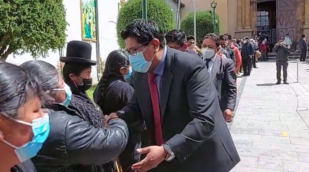 Al concluir la ceremonia religiosa, el Rector Condori tomó agua bendita enviada por el Padre y se acercó a los presentes Al concluir la ceremonia religiosa, el Rector Condori tomó agua bendita enviada por el Padre y se acercó a los presentes