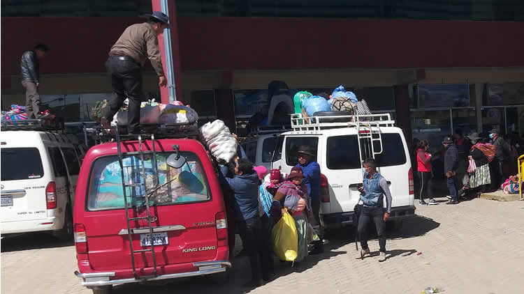 Un intenso movimiento de pasajeros en la Terminal Interprovincial de El Alto.