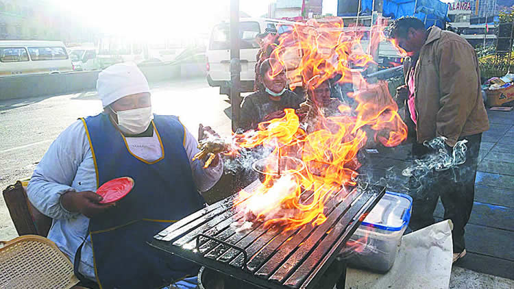 Preparan el anticucho paceño en una puesto de esta urbe.