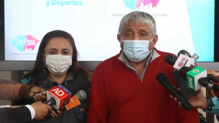 El alcalde Iván Arias en la conferencia de prensa que dio en su despacho acompañado por la secretaria municipal de Salud, Ceciclia Vargas.