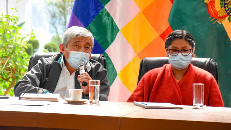 Alcalde de La Paz, Iván Arias, en reunión con la alcaldesa de El Alto, Eva Copa en el municipio alteño. Alcalde de La Paz, Iván Arias, en reunión con la alcaldesa de El Alto, Eva Copa en el municipio alteño.