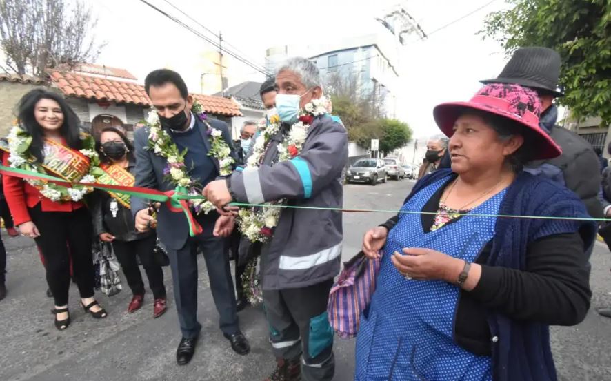 Alcalde Iván Arias y vecinos en la entrega de aceras en la calle Víctor Eduardo, entre la Juan de Vargas y Lorini de Miraflores
