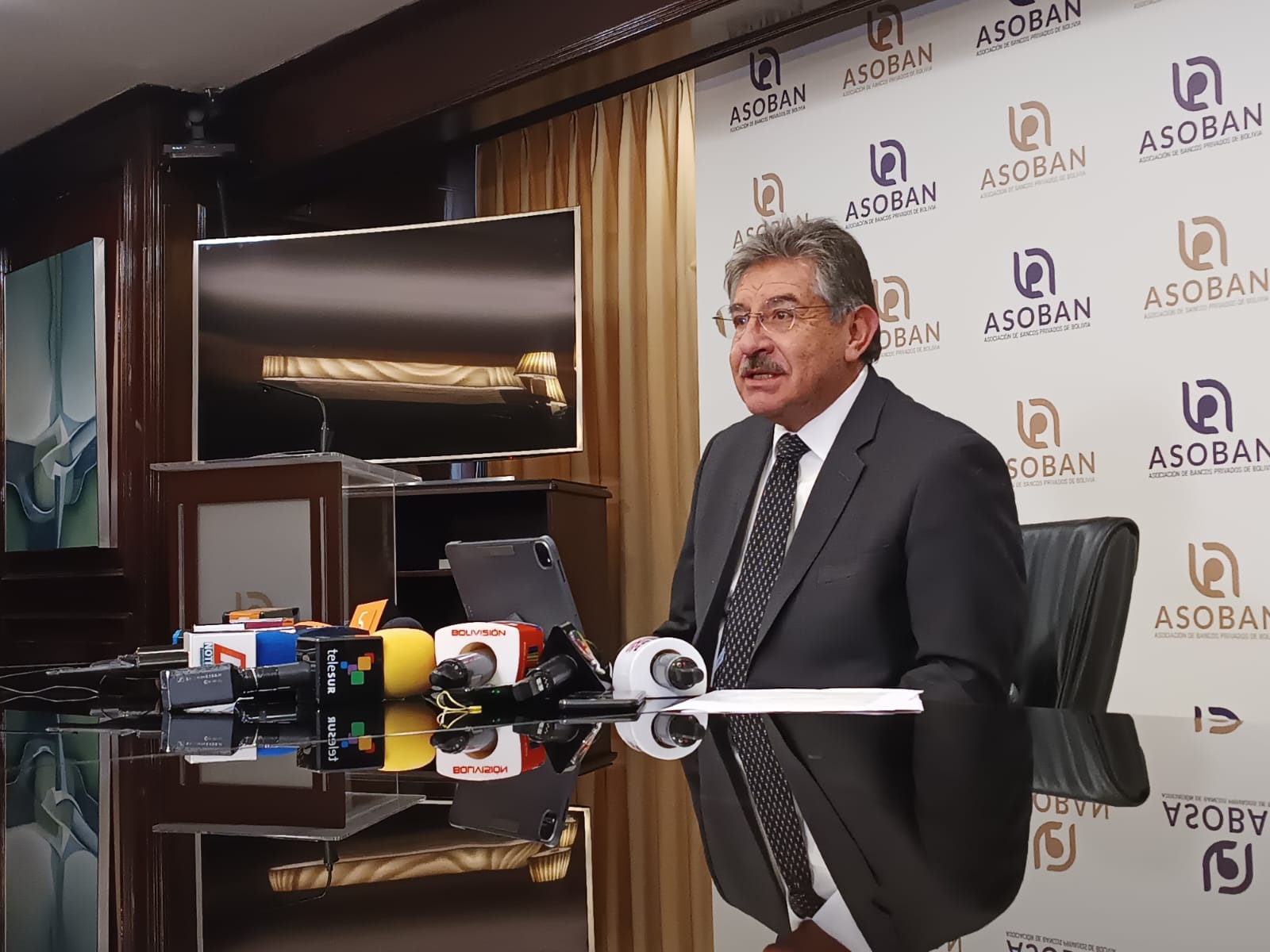 Hasta octubre de 2022, la cartera reprogramada alcanzó a 5.070 millones de dólares, lo que representa el 19% del total de la cartera. El índice de mora permanece en 2,2% Hasta octubre de 2022, la cartera reprogramada alcanzó a 5.070 millones de dólares, lo que representa el 19% del total de la cartera. El índice de mora permanece en 2,2%