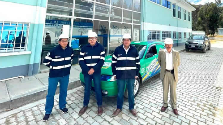 Presentan vehículo transformado con motor eléctrico que se puede recargar en el enchufe.