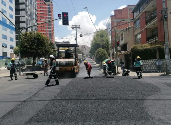 El equipo de Emavías en pleno trabajo de colocado de la capa asfáltica El equipo de Emavías en pleno trabajo de colocado de la capa asfáltica