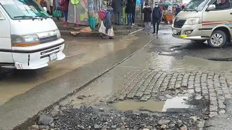En la avenida Castillo, de la zona Alto Lima, los transportistas tuvieron que refaccionar los baches en la capa asfáltica. 
