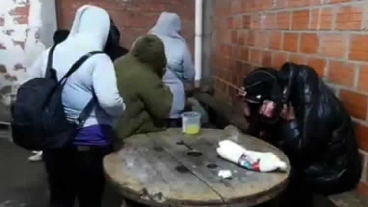 Bar clandestino que se halla en inmediaciones de la Universidad Pública El Alto (UPEA) Bar clandestino que se halla en inmediaciones de la Universidad Pública El Alto (UPEA)