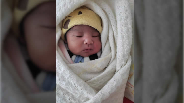 Recién nacido que fue abandonado en una caja de cartón en la ciudad de El Alto Recién nacido que fue abandonado en una caja de cartón en la ciudad de El Alto