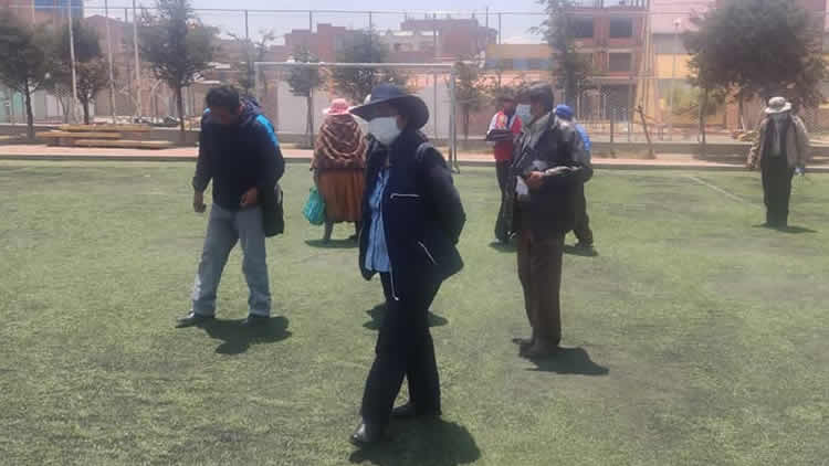 Fabiola Furuya realiza inspección junto a su equipo técnico.