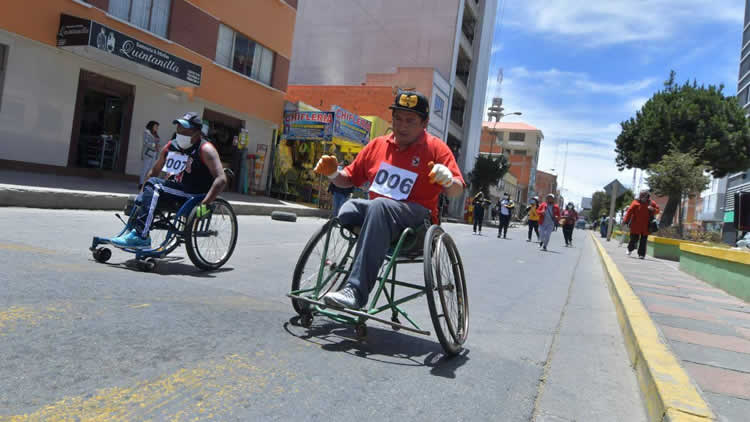 Carrera inclusiva pedestre, en la que participaron 149 personas es sillas de ruedas en diferentes categorías.