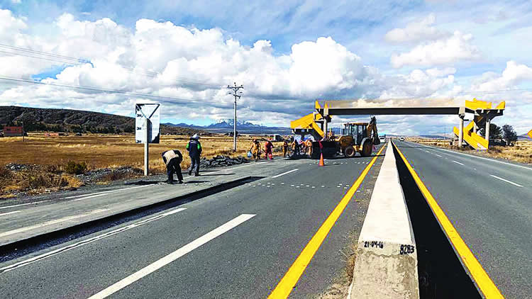Construcción de la doble vía Huarina – Tiquina.