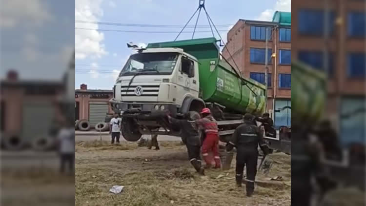 Un carro basurero de la empresa Trebol se hundió en el canal pluvial de la Avenida Litoral