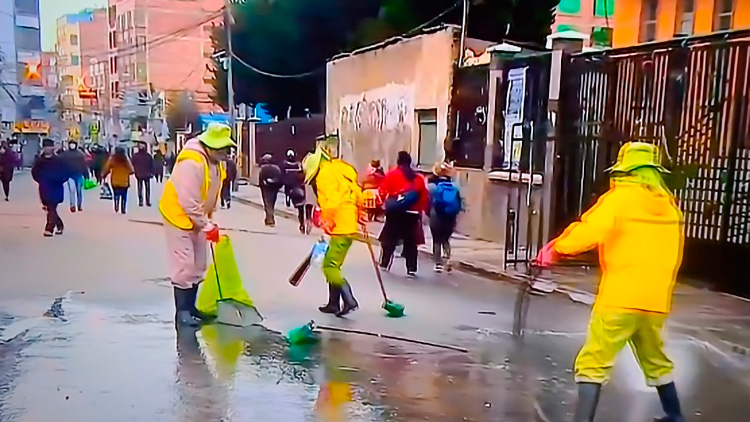 Limpiaron con agua y jabón alrededores de la Alcaldía quemada