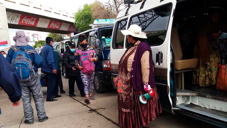 Choferes de El Alto decidieron elevar temporalmente el precio de pasajes.
