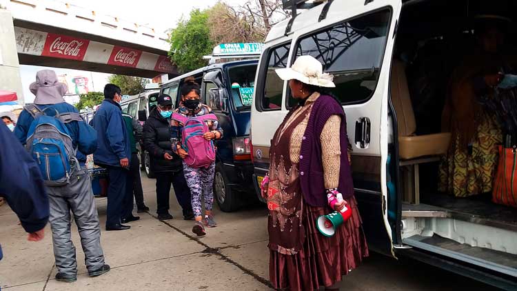 Choferes de El Alto decidieron elevar temporalmente el precio de pasajes. Choferes de El Alto decidieron elevar temporalmente el precio de pasajes.
