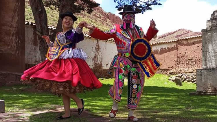 El vestuario de la Cholita caquiavireña se caracteriza por llevar un sombrero tipo hongo