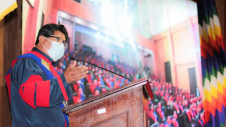 El rector de la UPEA, Carlos Condori, en el acto protocolar de entregas de títulos y diplomas.