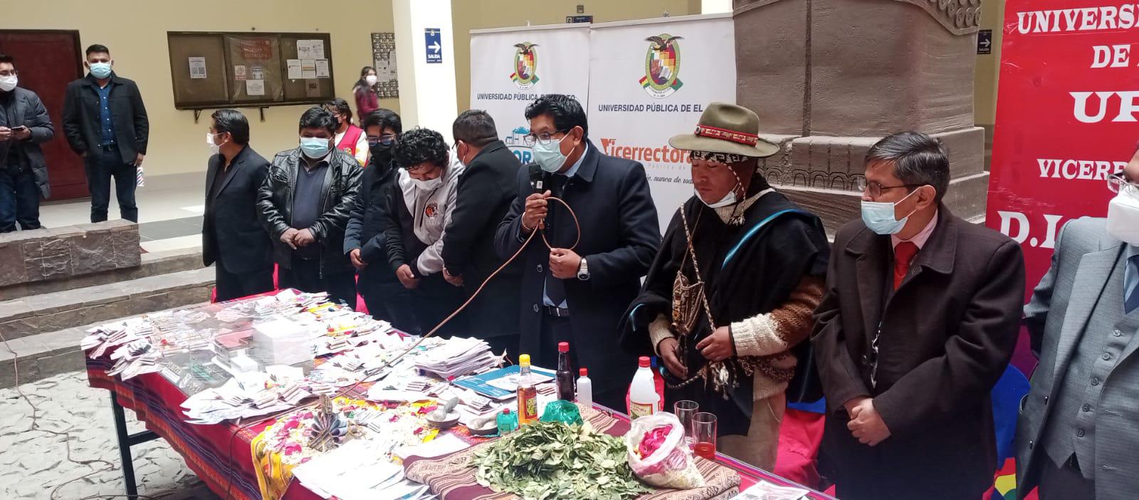 El Rector Condori hizo la entrega de las tradicionales “Chuspas de la Fortuna” El Rector Condori hizo la entrega de las tradicionales “Chuspas de la Fortuna”