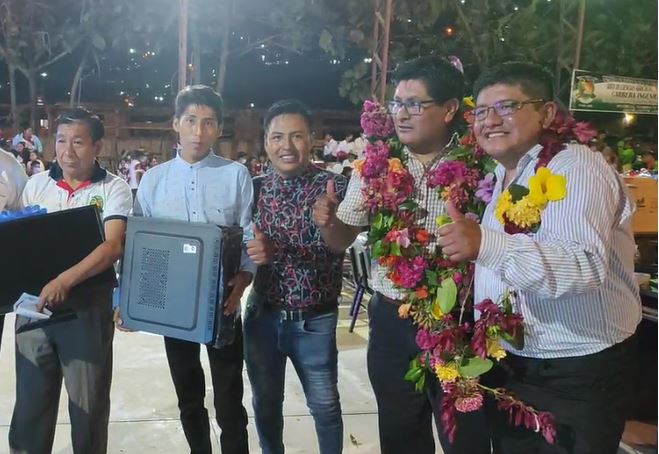 El Rector Condori hizo la entrega de computadoras, teclados, pizarras, pupitres y mesas