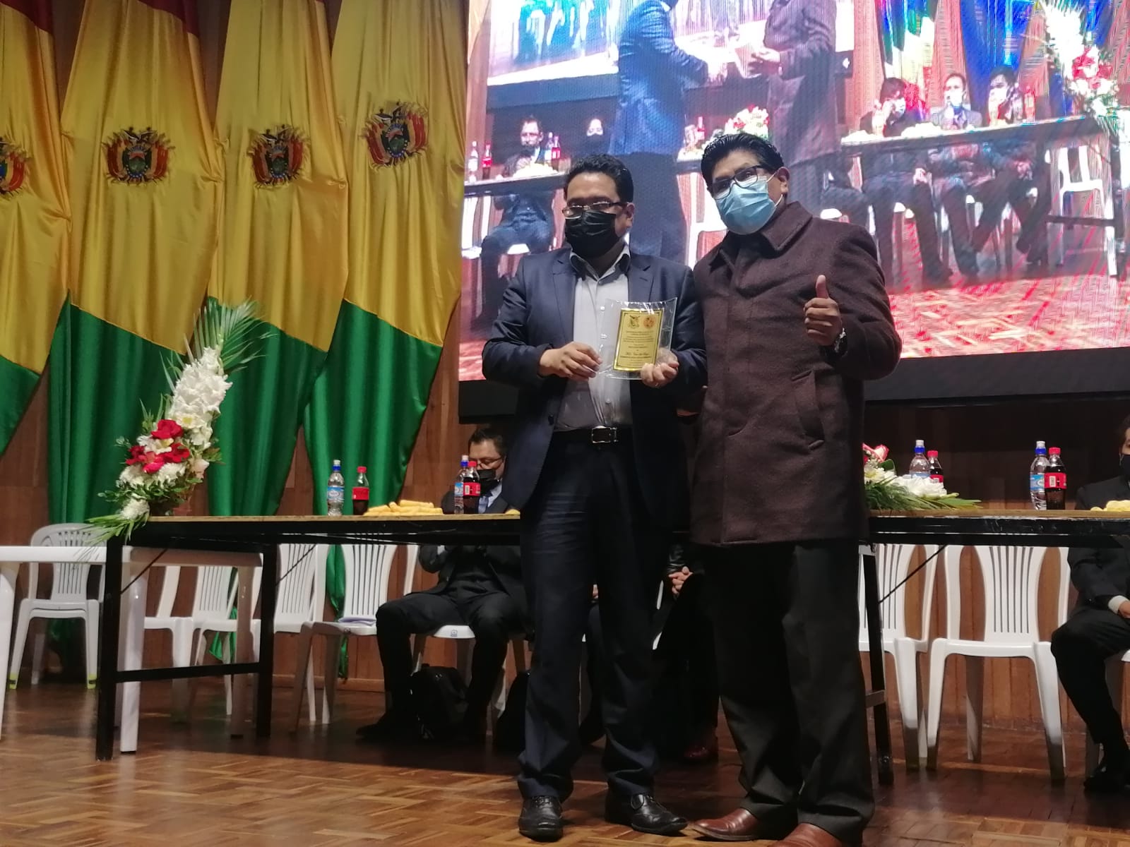 El Director de Derecho agradeció el apoyo del Rector Condori El Director de Derecho agradeció el apoyo del Rector Condori