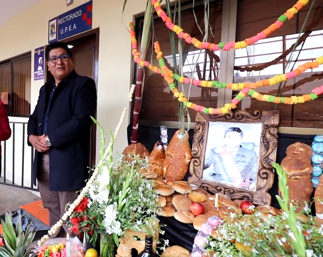 Las mesas fueron armadas con tantawawas, bastones, cañas de azúcar, biscochos y otros